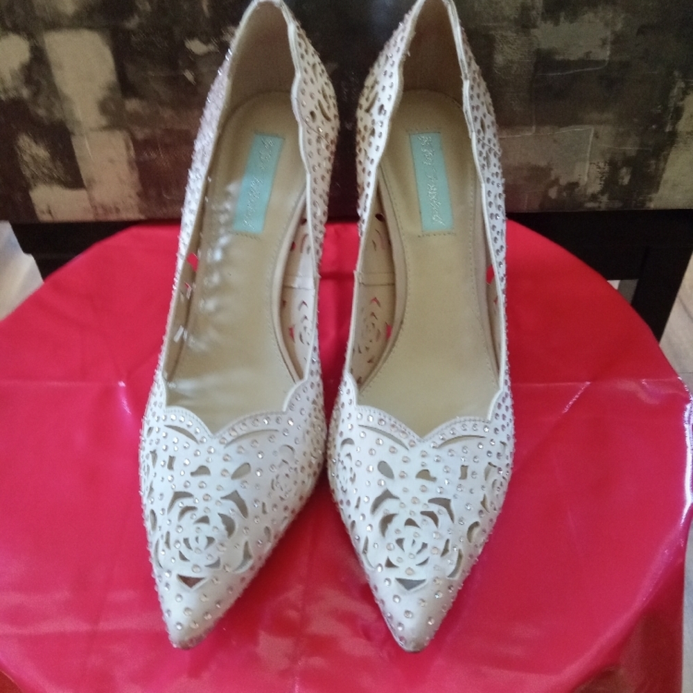 Badgley Mischka White Lace Heels